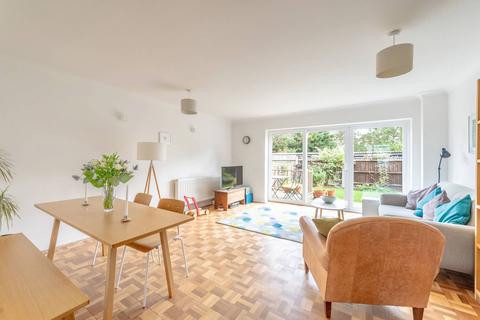 26 Rodney Close, New Malden, KT3 5AA