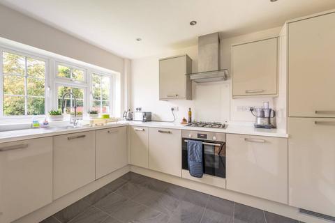 26 Rodney Close, New Malden, KT3 5AA