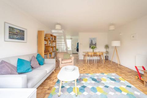 26 Rodney Close, New Malden, KT3 5AA