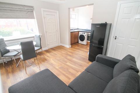 3 bedroom terraced house to rent, BILLS INCLUDED - Kelso Gardens, Hyde Park, Leeds, LS2