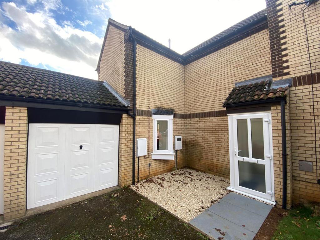 Ecton Park Road, Ecton Brook, Northampton NN3 5LF 3 bed semidetached