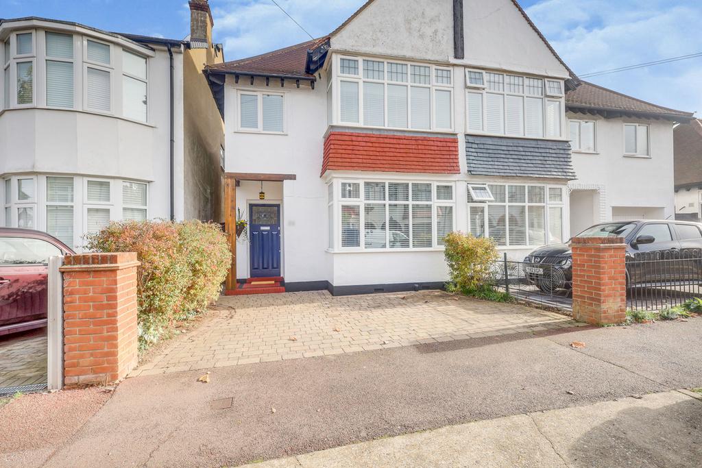 Dundonald Drive, Leighonsea, SS9 3 bed semidetached house £575,000