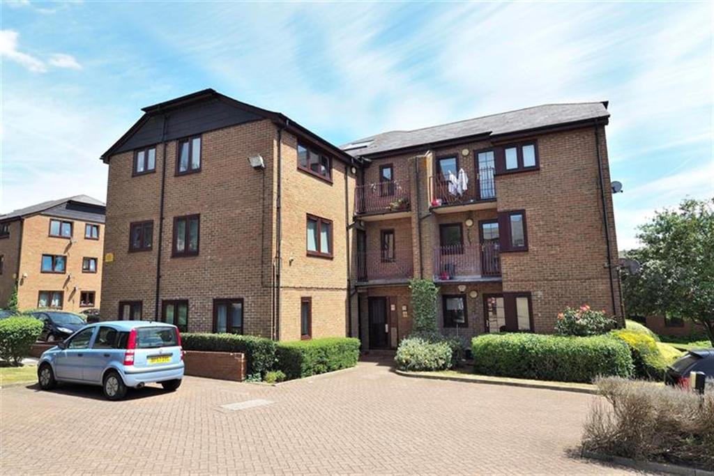 Cedar Close, Buckhurst Hill, IG9 2 bed apartment £1,400 pcm (£323 pw)