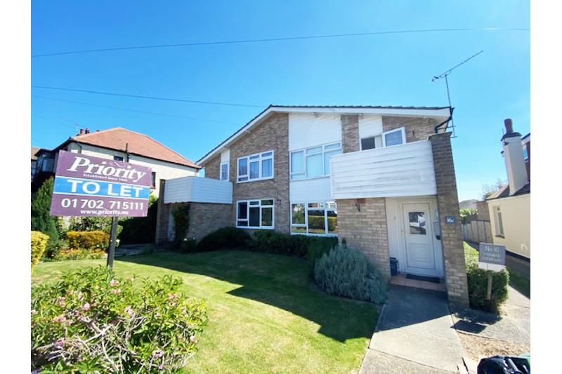 Crescent Road, Leigh on Sea 2 bed apartment £1,000 pcm (£231 pw)