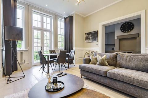Flat 5, Latchmere House, 5 Barrons Chase, Richmond, TW10 5DA