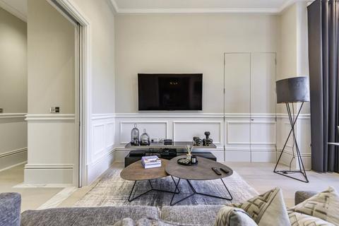 Flat 5, Latchmere House, 5 Barrons Chase, Richmond, TW10 5DA