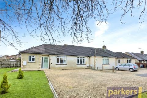 2 bedroom bungalow to rent, Corbett Road, Carterton, Oxfordshire, OX18