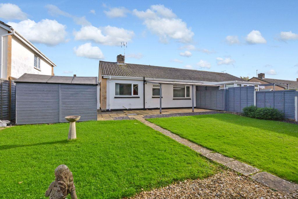 Heddington Close, Trowbridge BA14 0LH 2 bed semidetached bungalow £