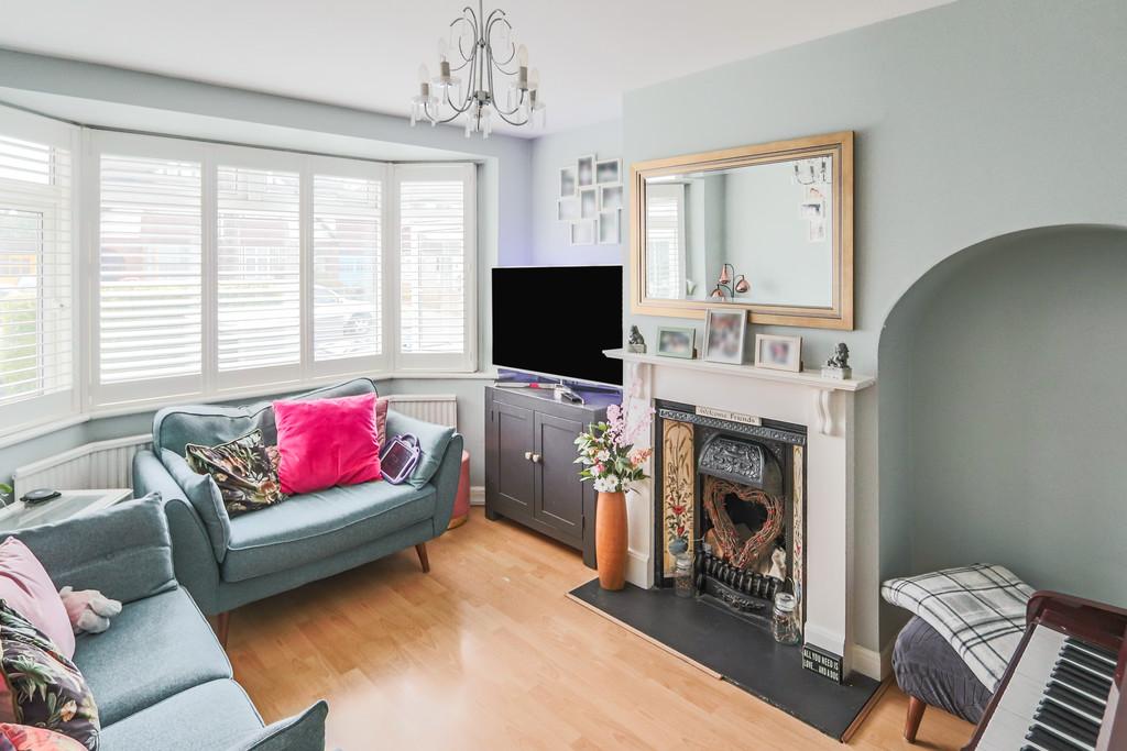 The Crossways, Old Coulsdon 3 bed semidetached house £575,000