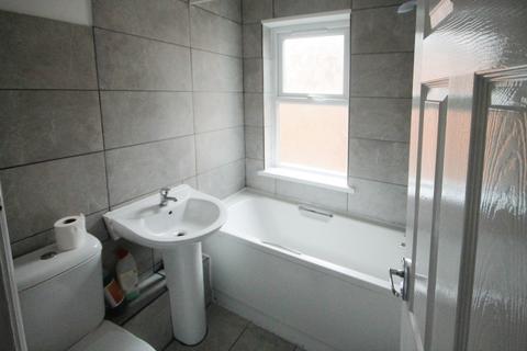 4 bedroom terraced house to rent, Dulverton Road, Leicester
