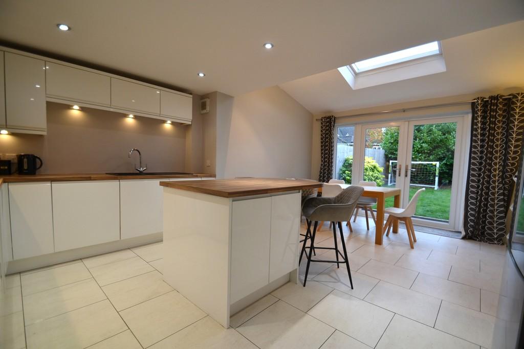 Leabrook Close, Bury St. Edmunds 3 bed semidetached house £350,000