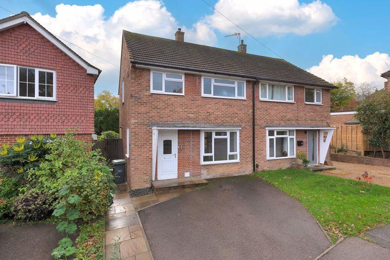 Dowgate Close, Tonbridge 3 bed semidetached house £1,695 pcm (£391 pw)