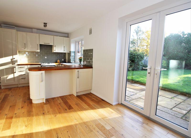 Dowgate Close, Tonbridge 3 bed semidetached house £1,695 pcm (£391 pw)