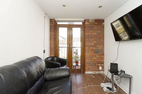 3 bedroom flat to rent, Cross Chapel Street, Leeds