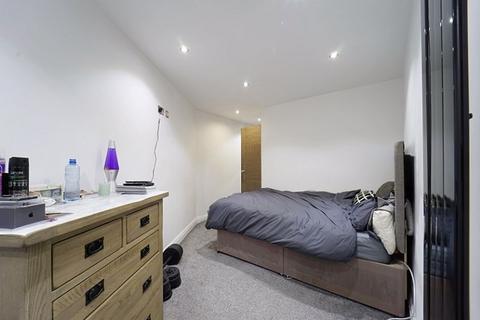 3 bedroom flat to rent, Cross Chapel Street, Leeds