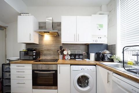 3 bedroom terraced house to rent, Harold Mount, Leeds