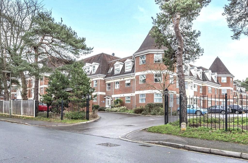 Heathcote Road, Camberley, Surrey, GU15 2 bed apartment £1,300 pcm (£