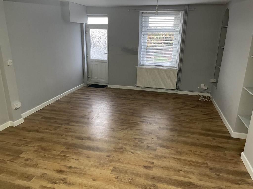Dinas Street, Plasmarl, Swansea 2 bed house £750 pcm (£173 pw)