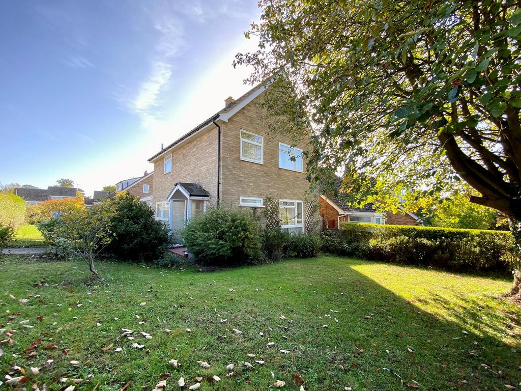 Lockington Crescent, Stowmarket, IP14 3 bed detached house for sale £