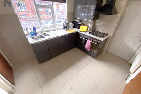 2 bedroom terraced house to rent, Brudenell Road, Hyde Park, Leeds, LS6 1EG