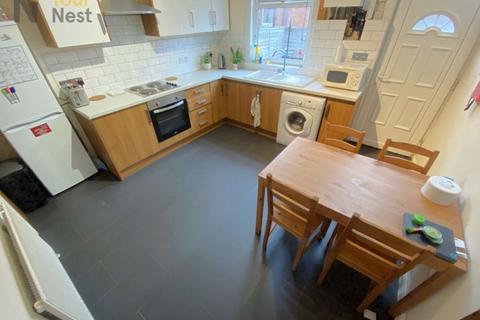 4 bedroom terraced house to rent, Mayville Place, Hyde Park, Leeds, LS6 1NE