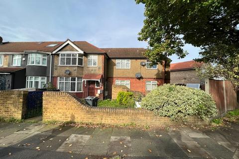 4 bedroom semi-detached house to rent, Chaucer Avenue, Hounslow, TW4