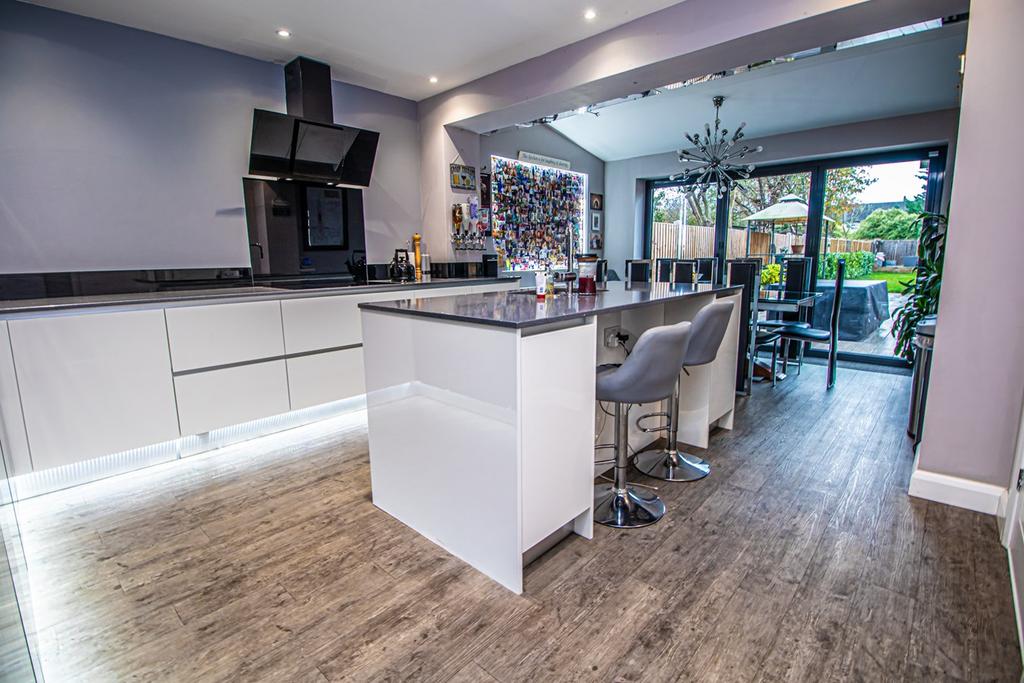 Wheatley Avenue, Braintree, CM7 3 bed terraced house £325,000