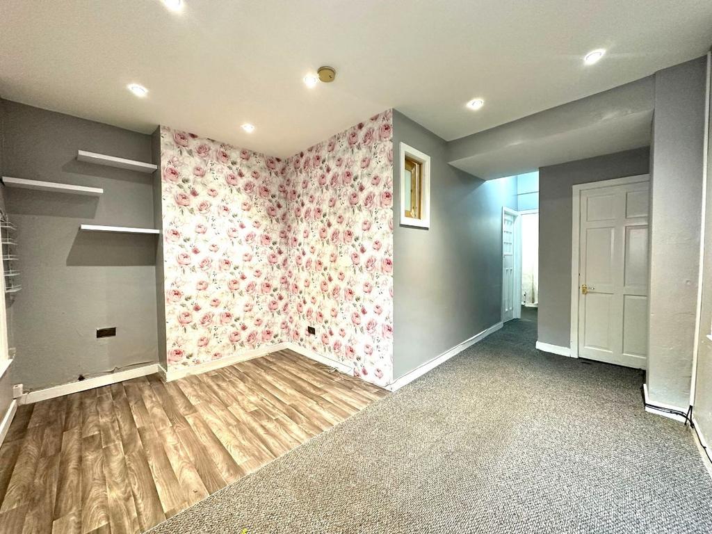 Johnston Street, Blackburn.Lancs. BB2 1HD Shop to rent £600 pcm (£138 pw)