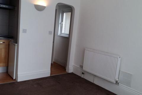 Studio to rent, Howden Road