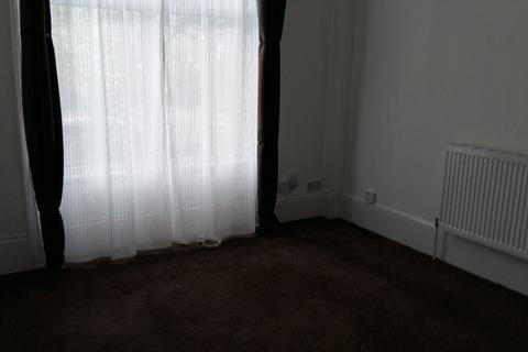 Studio to rent, Howden Road