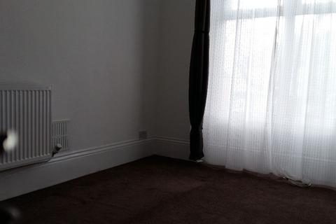 Studio to rent, Howden Road