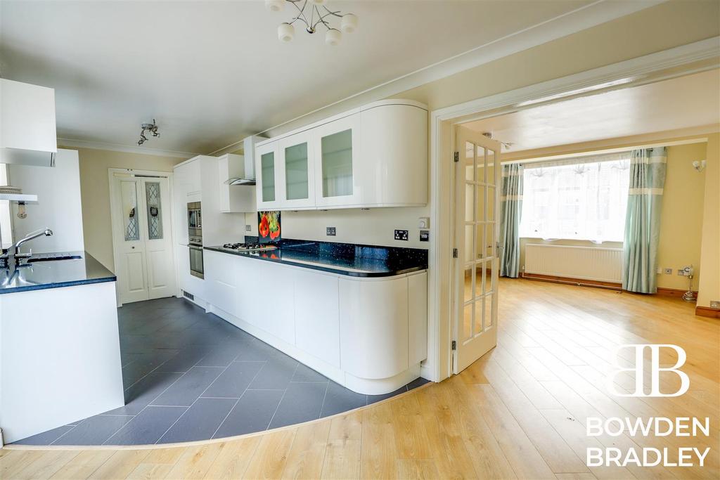 Brocket Way, Chigwell 3 bed semidetached house £450,000