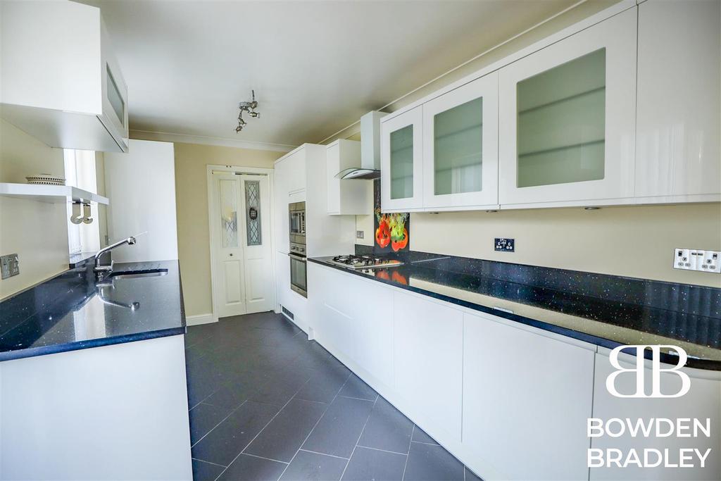 Brocket Way, Chigwell 3 bed semidetached house £450,000