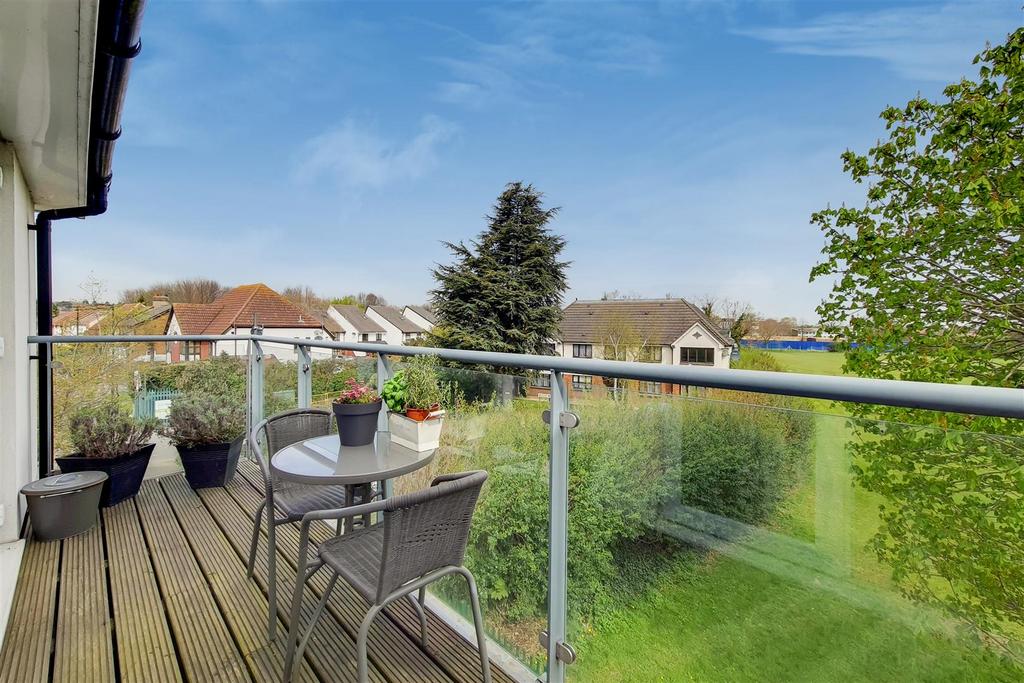 Larchwood Court, Winchmore Hill, N21 2 bed flat £469,000
