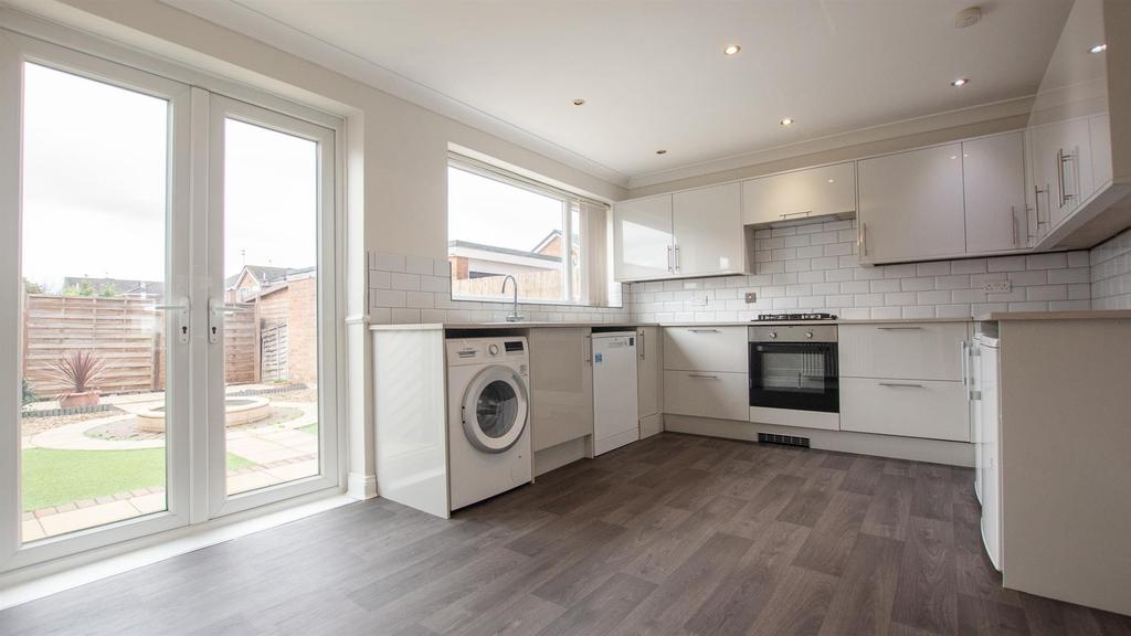 Milton Carr, Rawcliffe, York, YO30 3 bed detached house £1,100 pcm (£254 pw)