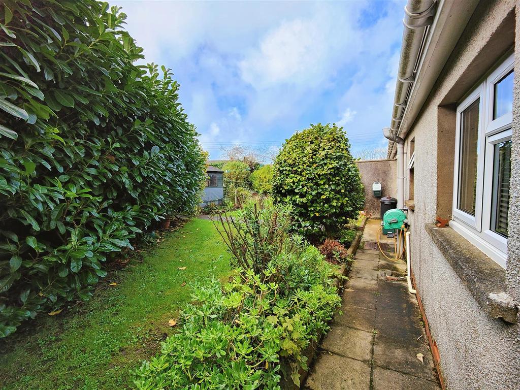 8 Carreg Onnen, Fishguard 2 bed semidetached bungalow £159,950