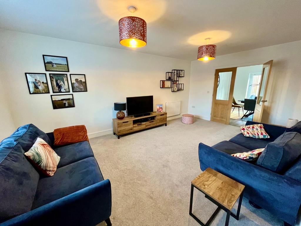 Lister Road, Dursley 5 bed detached house £500,000