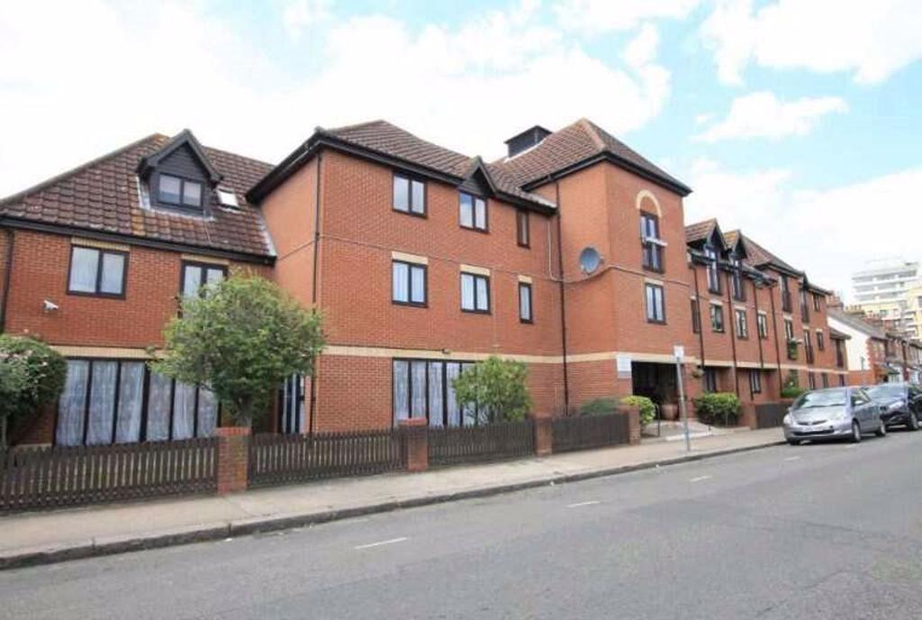 Golding Court, Riverdene Road, Ilford 1 bed flat £950 pcm (£219 pw)