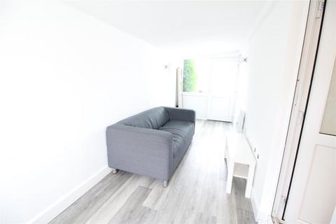 5 bedroom chalet to rent, *£143pppw incl bills + two free large Papa John’s pizzas weekly (T+C’s apply)* Middleton Boulevard, Nottingham, NG8 1AB