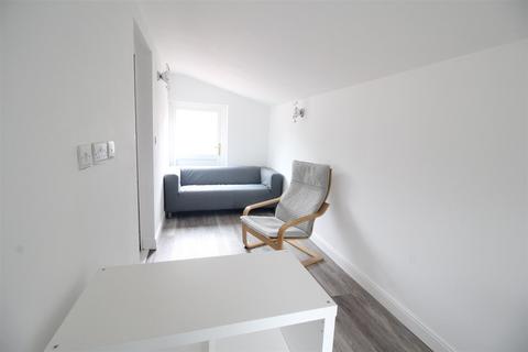 5 bedroom chalet to rent, *£143pppw incl bills + two free large Papa John’s pizzas weekly (T+C’s apply)* Middleton Boulevard, Nottingham, NG8 1AB