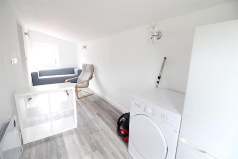 5 bedroom chalet to rent, *£143pppw incl bills + two free large Papa John’s pizzas weekly (T+C’s apply)* Middleton Boulevard, Nottingham, NG8 1AB
