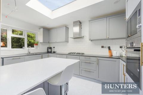 9 Willowhayne Gardens, Worcester Park, KT4 8TH