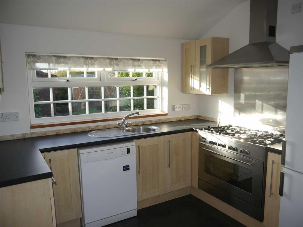 Bourne Street, WILMSLOW 3 bed semidetached house £1,500 pcm (£346 pw)