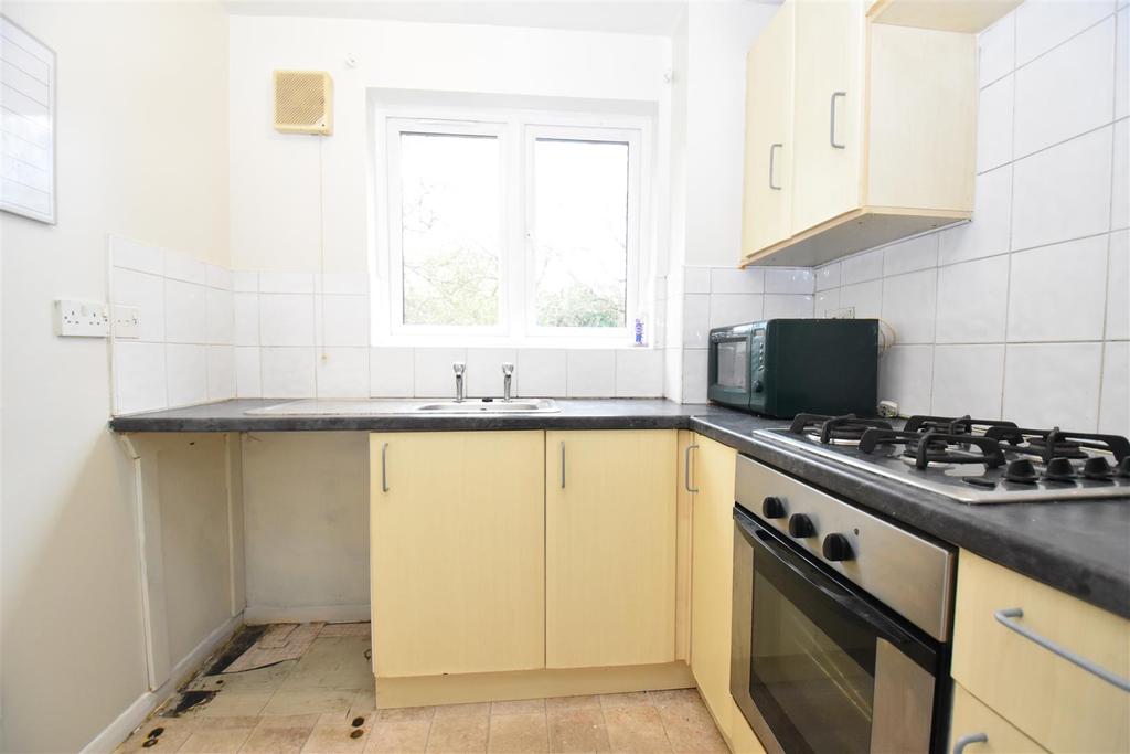 Sandon Close, Rochford 1 bed apartment to rent £675 pcm (£156 pw)
