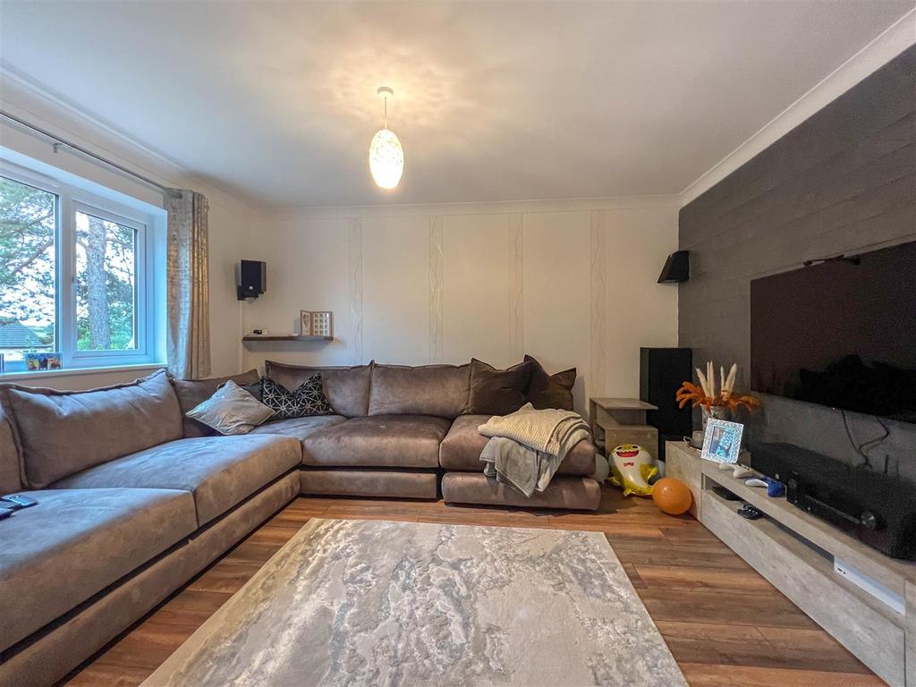 Ermine Road, Rectory Farm, Northampton 3 bed end of terrace house £