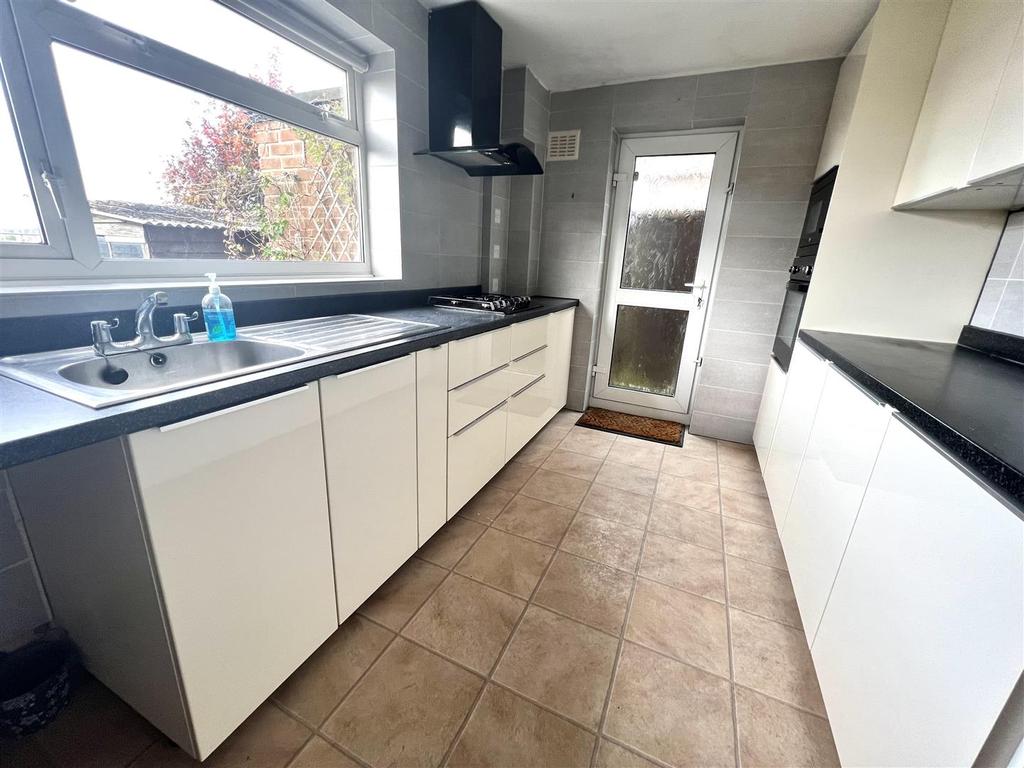 Severn Road, Bulkington, Bedworth 3 bed semidetached house £900 pcm