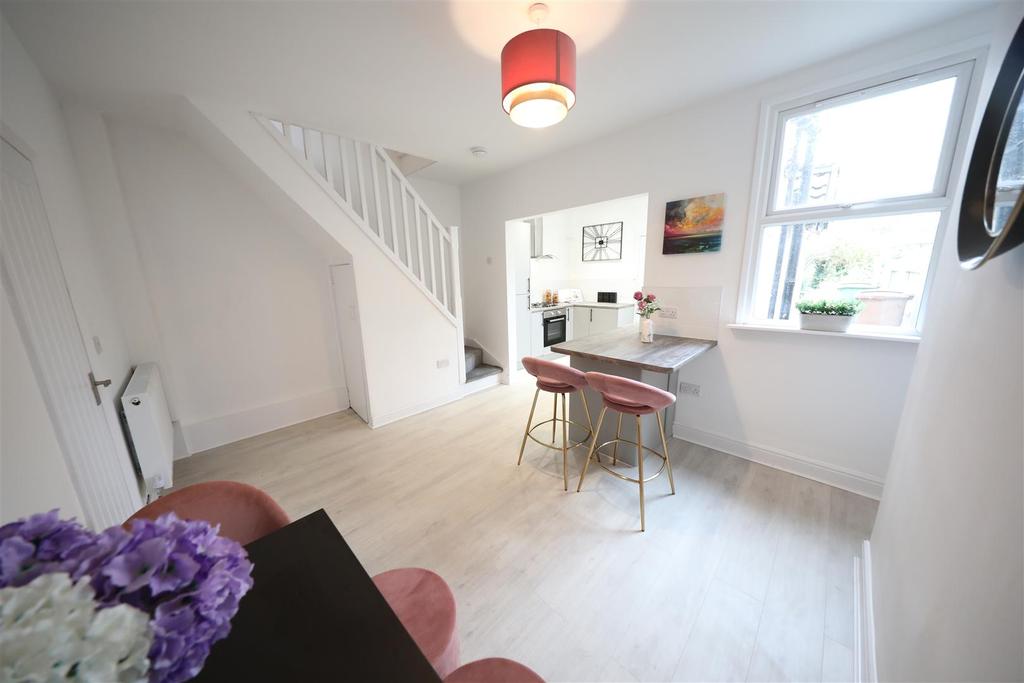 Marine Avenue, North Ferriby 2 bed terraced house £180,000