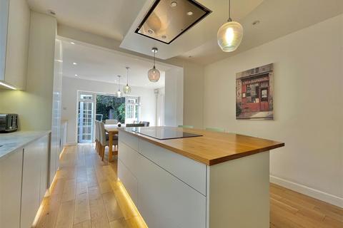 18 Titian Avenue, Bushey Heath, Bushey, WD23 4GB