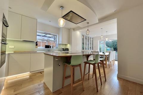18 Titian Avenue, Bushey Heath, Bushey, WD23 4GB