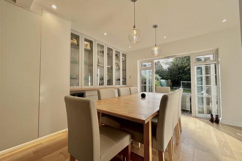 18 Titian Avenue, Bushey Heath, Bushey, WD23 4GB